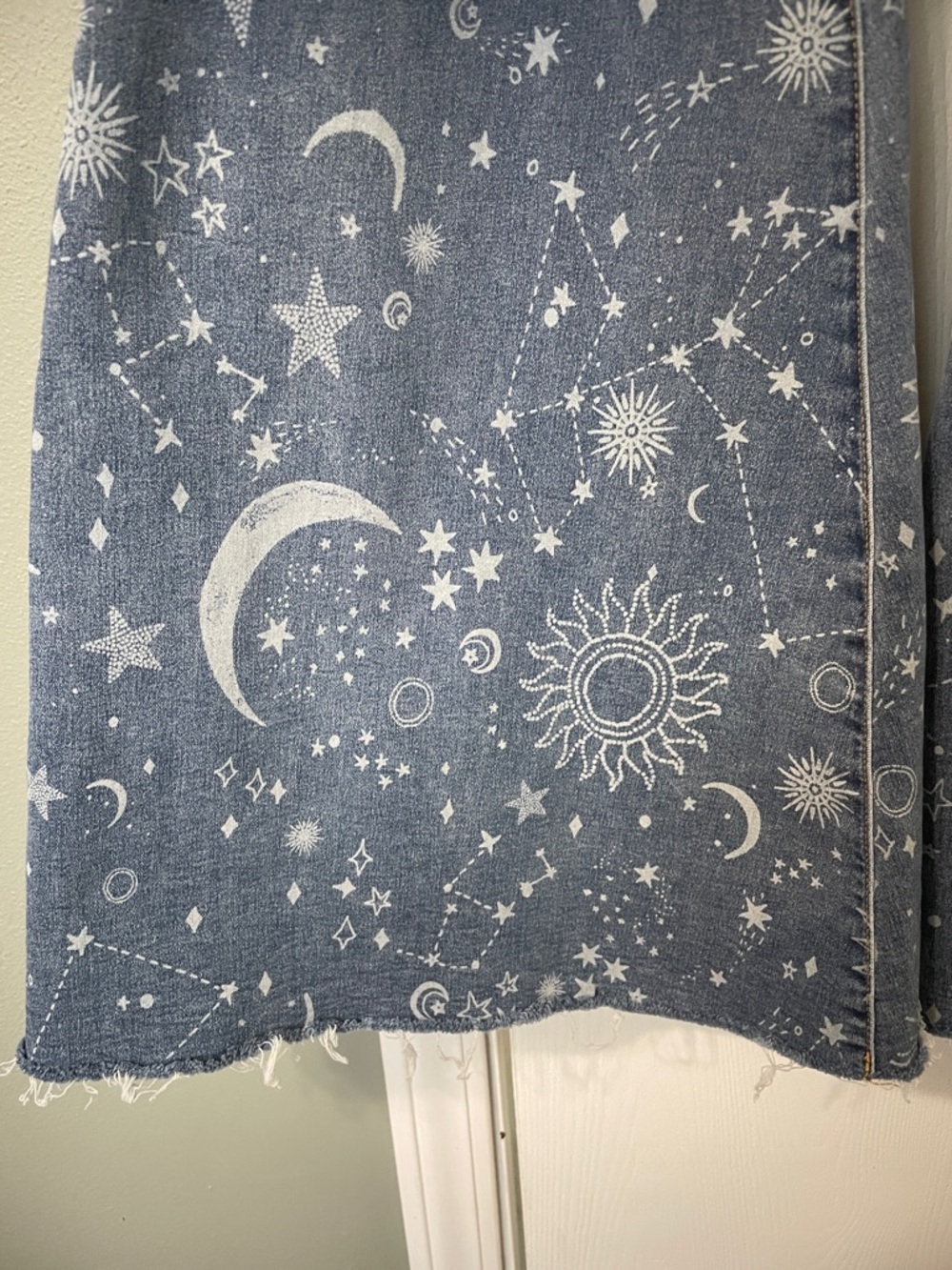 Free People Just Float On Flare Jeans Like New Size 26 Celestial Moon Stars - Picture 7 of 12